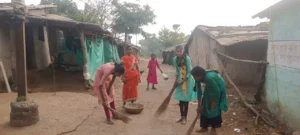 श्रमदान व लोकसहभागातून स्वच्छ गाव मोहिमेकडे
